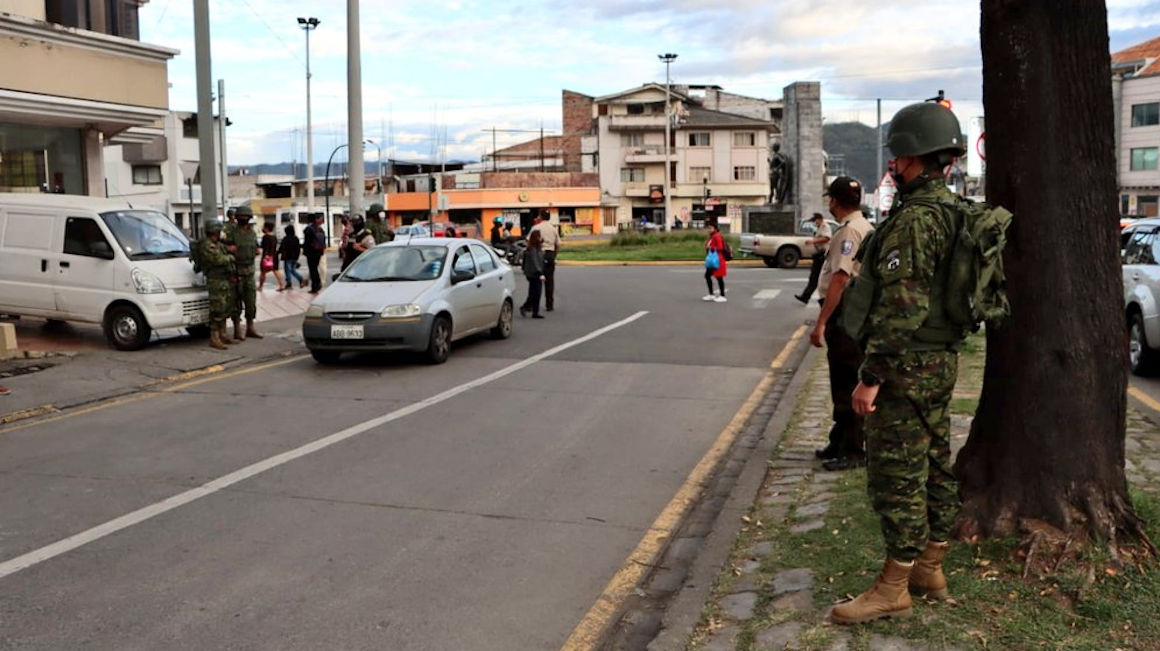 : Militares hacen controles en el sector de la Chola Cuencana, en Cuenca, en julio de 2022.