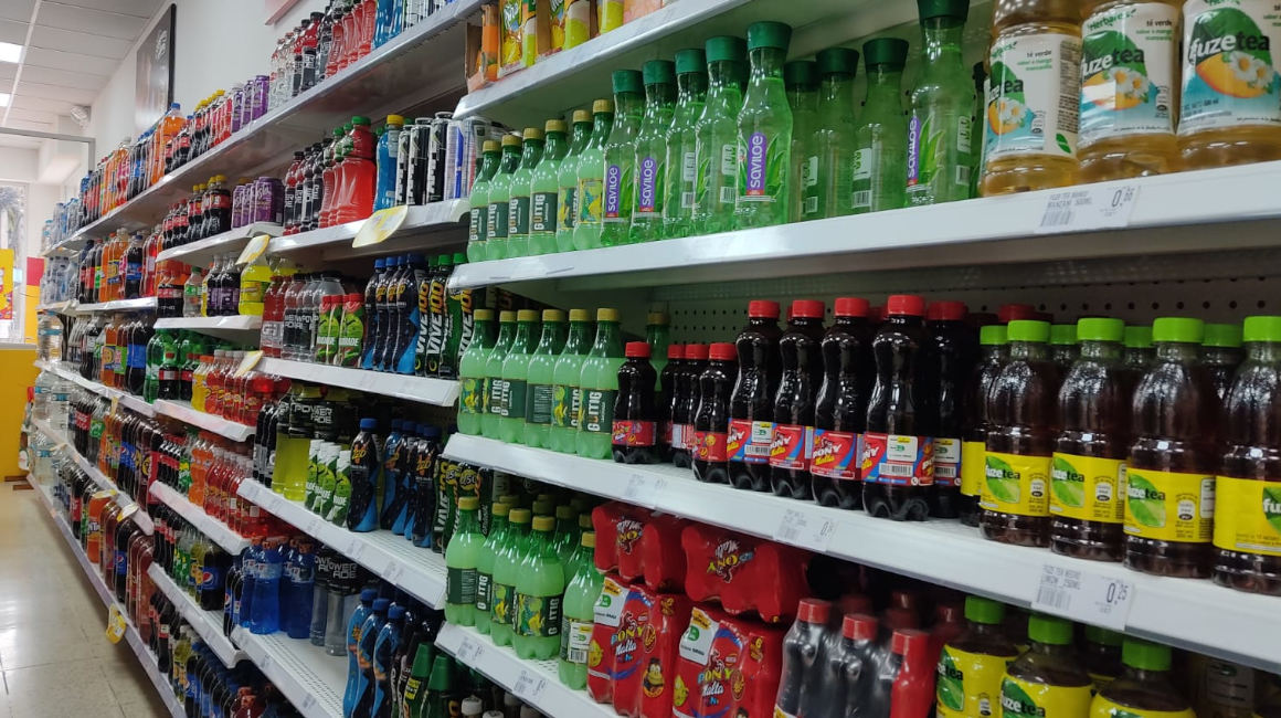 Imagen referencial de bebidas que pagan ICE en un supermercado de Quito el 31 de agosto de 2022.
