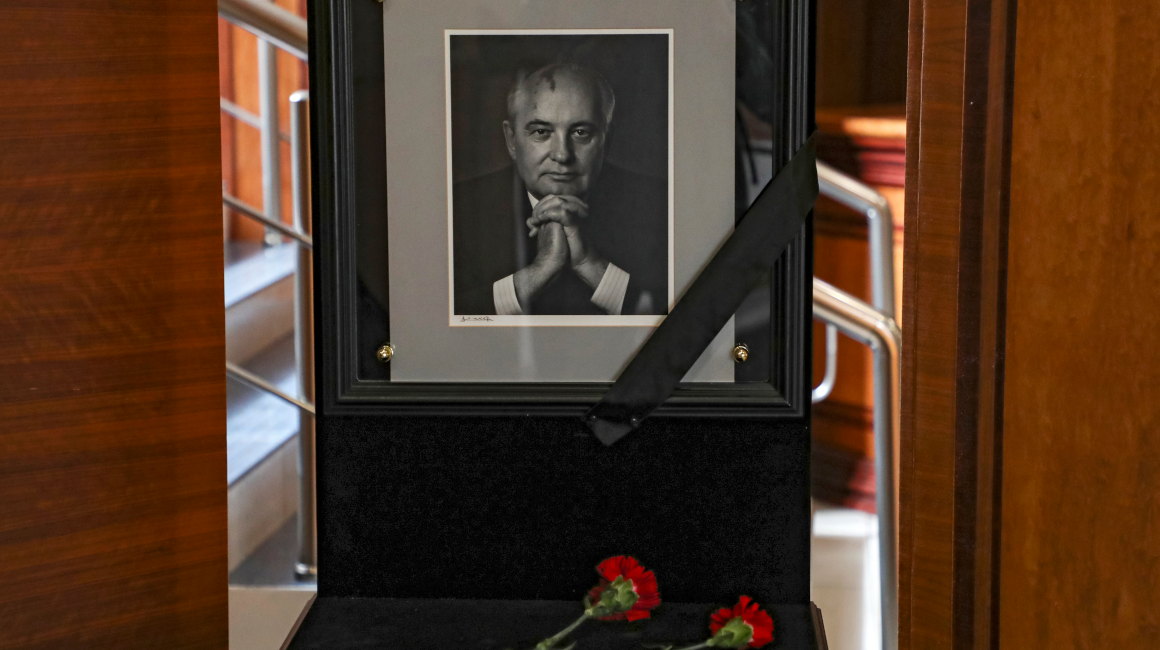 Flores depositadas frente a un retrato del difunto expresidente soviético Mijail Gorbachov en su oficina en la sede de la Fundación Gorbachov en Moscú.