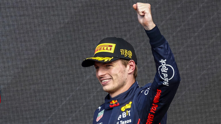 El piloto neerlandés, Max Verstappen, celebra luego de ganar el Gran Premio de Béligca, el 28 de agosto de 2022.