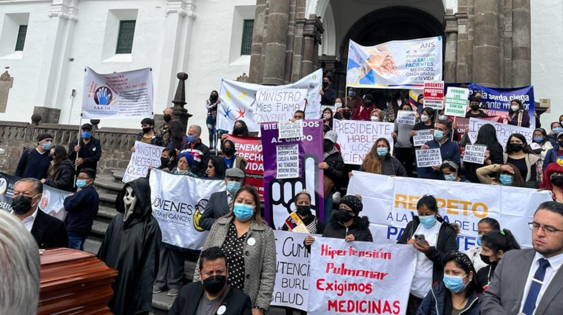 Pacientes con diferentes enfermedades protestan por la falta de medicamentos y de especialistas, el 14 de julio de 2022, en Quito.