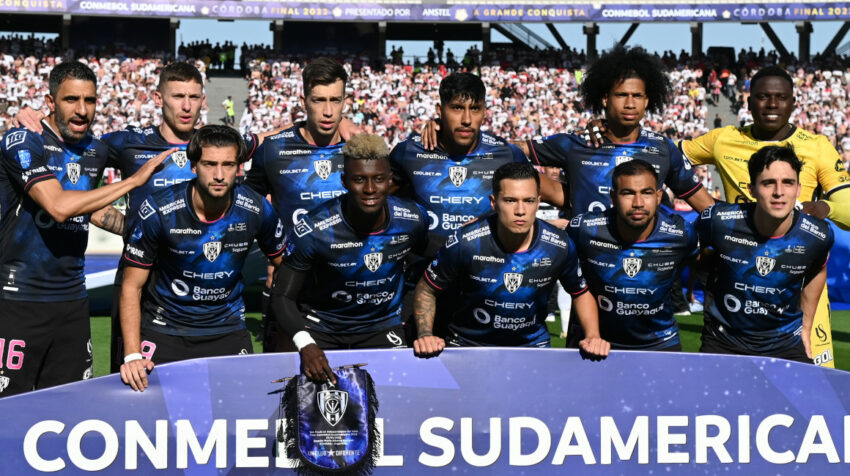 Los jugadores de IDV posan para la foto antes de la final de la Sudamericana, el 1 de octubre de 2022.