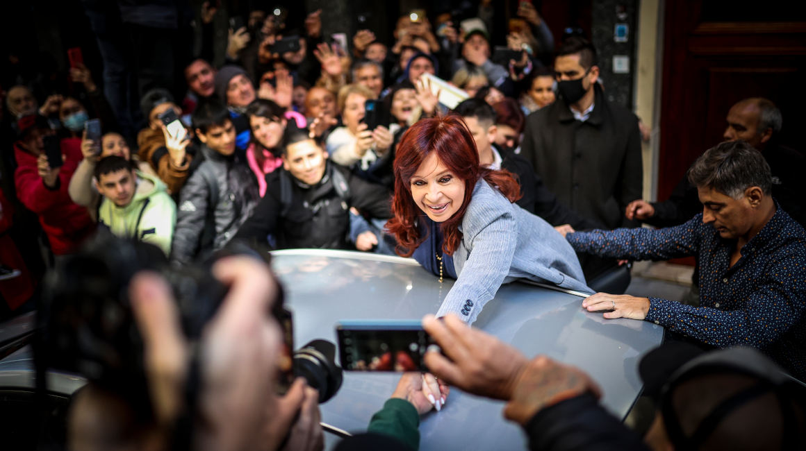 La vicepresidenta argentina, Cristina Fernández, sale de su domicilio a saludar a cientos de simpatizantes que se reúnen allí, el 30 de agosto de 2022.