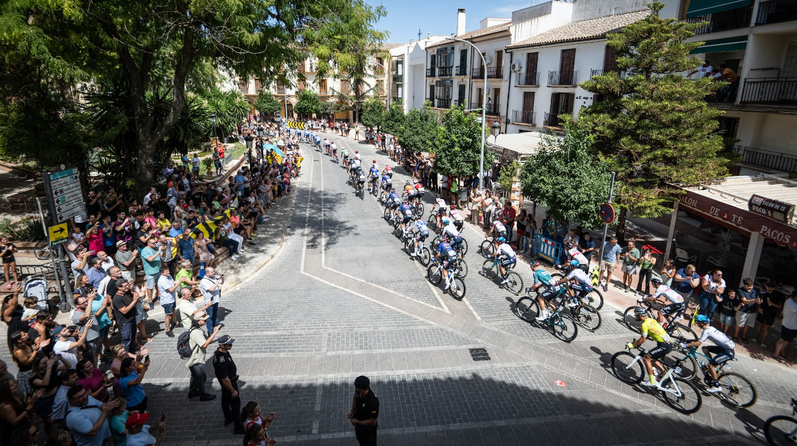 Decenas de aficionados ven a los ciclistas durante la Etapa 13 de la Vuelta a España 2022.