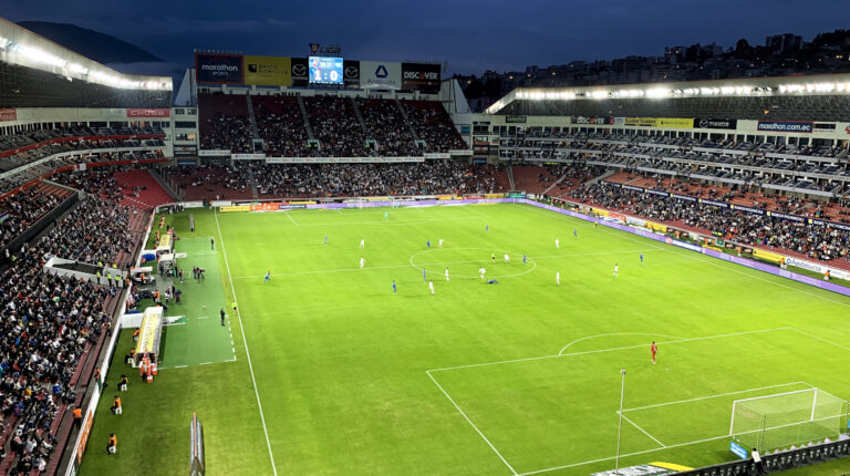 Así luce el estadio Rodrigo Paz con la nueva iluminación. Imagen del 14 de agosto de 2022.