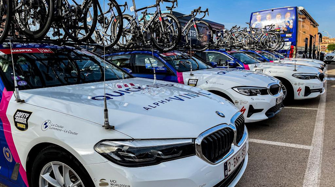 Los vehículos del Quick-Step alistan las bicicletas de su equipo durante La Vuelta.