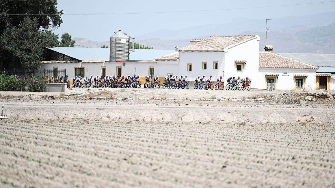 Los corredores pasan una de las zonas rurales durante la Vuelta a España 2022.
