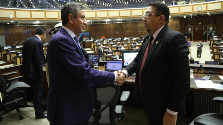 Fausto Murillo, presidente del Consejo de la Judicatura, saluda a Virgilio Saquicela, presidente de la Asamblea, en el Pleno del Legislativo durante la sustanciación del juicio político contra los vocales del CJ, el 31 de agosto de 2022.