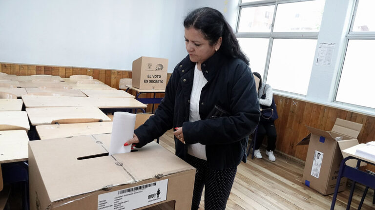 Una mujer deposita su voto, durante la repetición de las elecciones seccionales en Quito, el 24 de marzo de 2019.