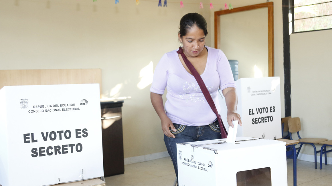 Una mujer deposita su voto, durante la repetición de las elecciones seccionales en Sansahuari, el 25 de agosto de 2019.