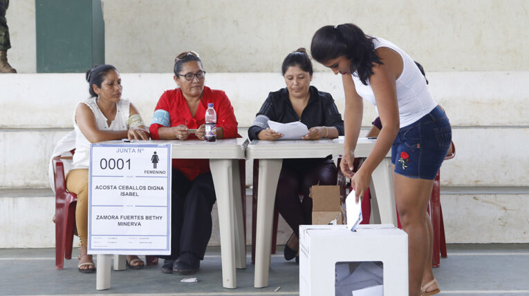 Una mujer deposita su voto, durante la repetición de las elecciones seccionales en Sansahuari, el 25 de agosto de 2019.