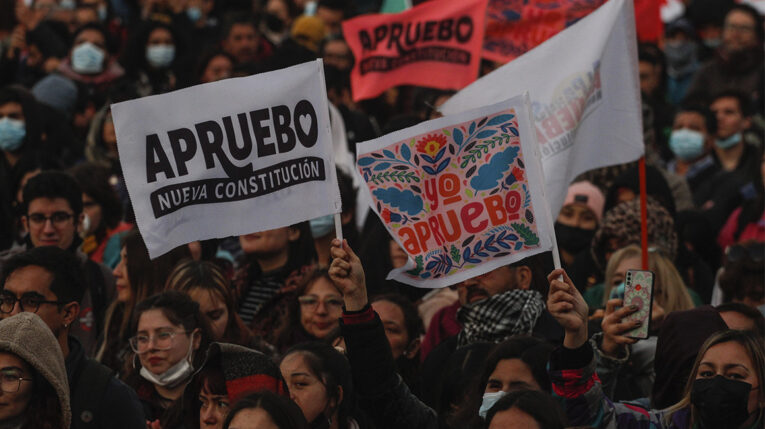 Los argumentos pro y contra la Constitución por la que votará Chile