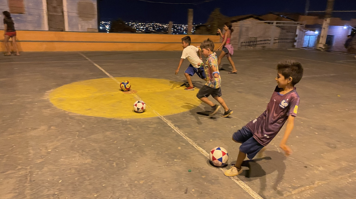 Niños son parte del equipo de fútbol en el Cerro las Cabras, Durán, 2 de septiembre de 2022.