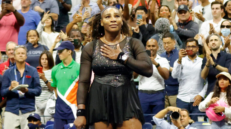 La tenista Serena Williams se sorprende tras las ovaciones del público en el Abierto de Estados Unidos, el 2 de septiembre de 2022.