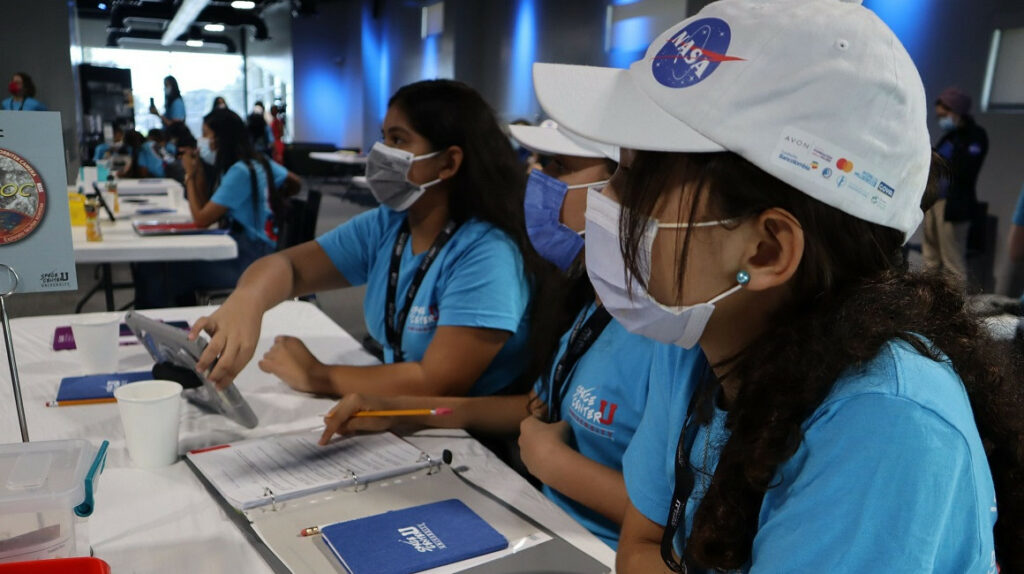 Diez niñas ecuatorianas persiguen un sueño: ser astronautas