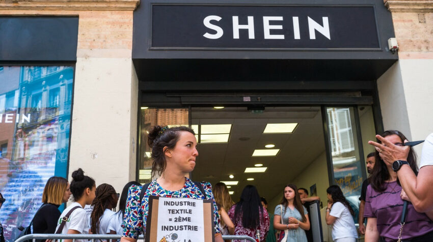 Una persona protesta frente a una tienda temporal de Shein, ubicada en Francia, el 27 de mayo de 2022. 