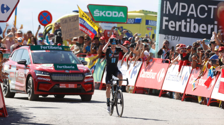 Thymen Arensman luego de pasar la meta en el primer lugar de la Etapa 15 de la Vuelta a España 2022, el 4 de septiembre.