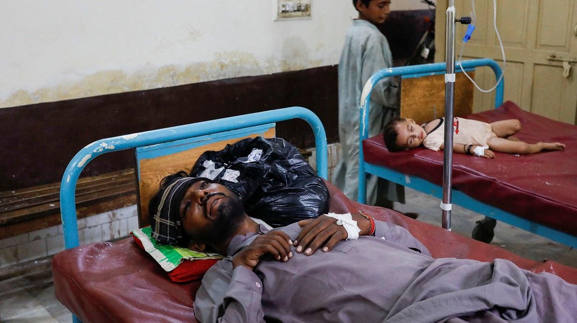 Un hombre se recupera en un hospital de Pakistán, el 31 de agosto de 2022. 