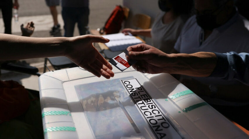Una persona entrega su voto en el proceso para aprobar o rechazar la nueva Constitución chilena, el 4 de septiembre de 2022. 