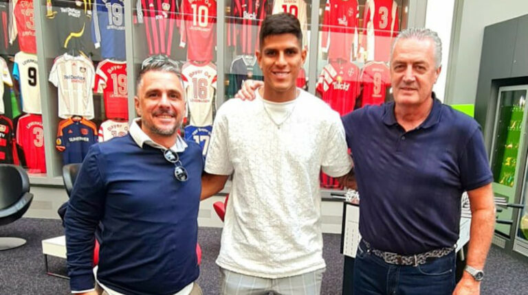 Gustavo Alfaro visitando a Piero Hincapié en las instalaciones del Bayer Leverkusen, en Alemania el 4 de septiembre de 2022.
