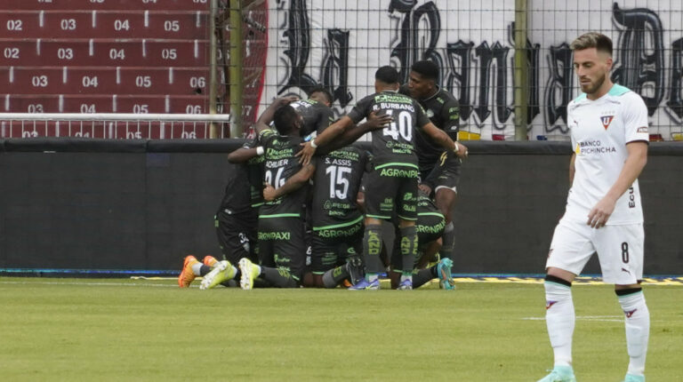 Los jugadores de Orense festejan de rodillas un gol anotado en el Estadio Rodrigo Paz por la Fecha 9 de la LigaPro 2022.