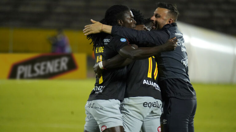 Los jugadores de Aucas festejan uno de los goles convertidos ante U. Católica en la Fecha 9 de la LigaPro 2022, el 4 de septiembre.