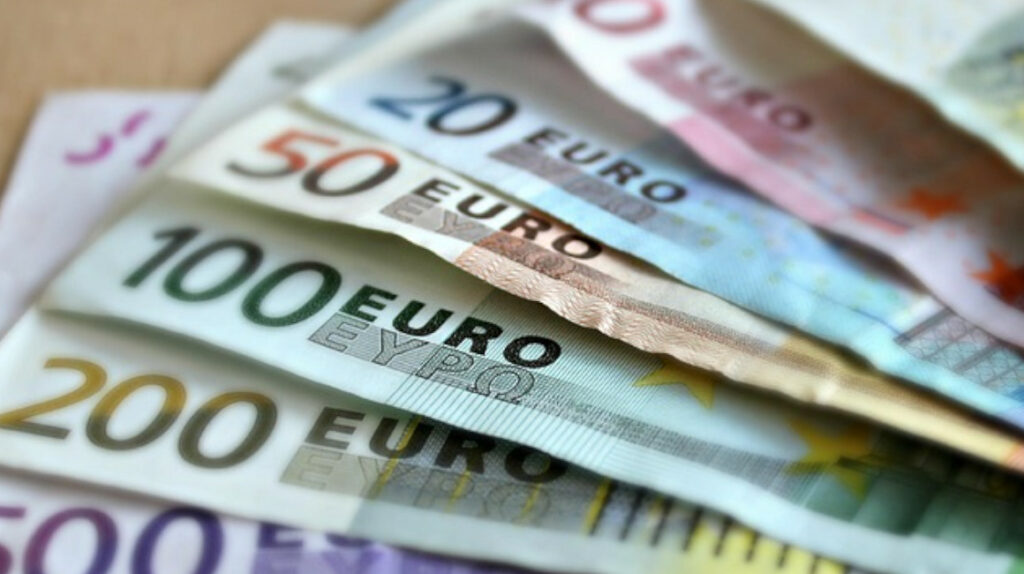 Euro cae a su nivel más bajo en 20 años frente al dólar