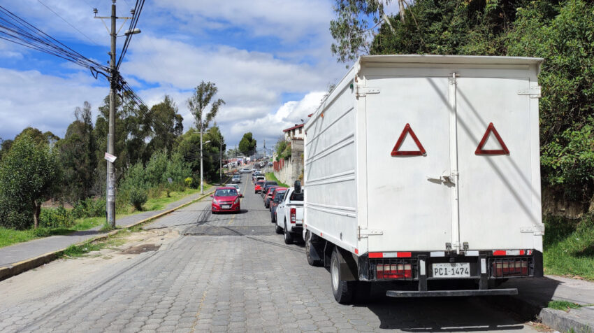 Autos hacen fila en las afuera del centro de revisión vehicular del valle de los Chillos, el 29 de agosto de 2022.