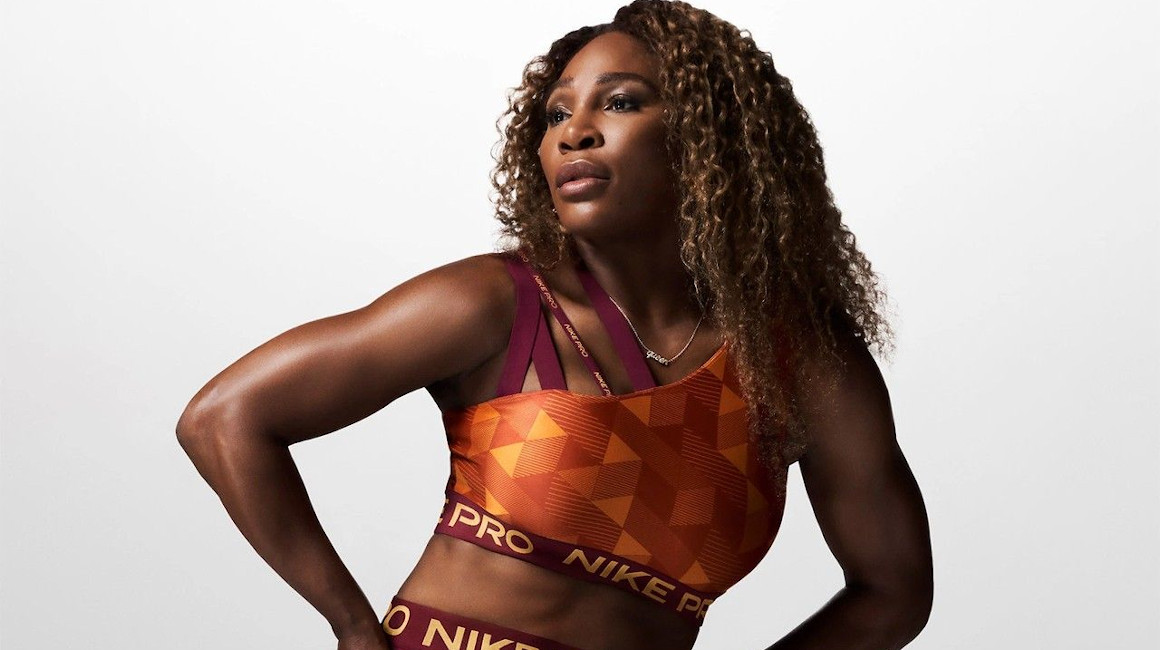 Serena Williams con parte de una colección de la marca Nike.