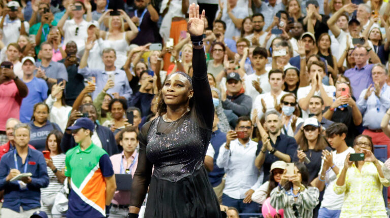 La tenista Serena Williams reacciona ante la ovación del público en el Abierto Estados Unidos, el 2 de septiembre de 2022.