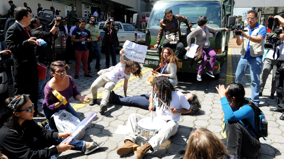 El 17 de abril de 2014, miembros de Yasunidos bloquean el traslado de las firmas para la consulta popular en las instalaciones del CNE.