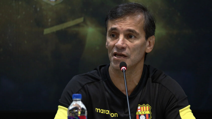 Fabián Bustos habla durante una rueda de prensa en el Estadio Banco Pichincha, el 7 de septiembre de 2022.
