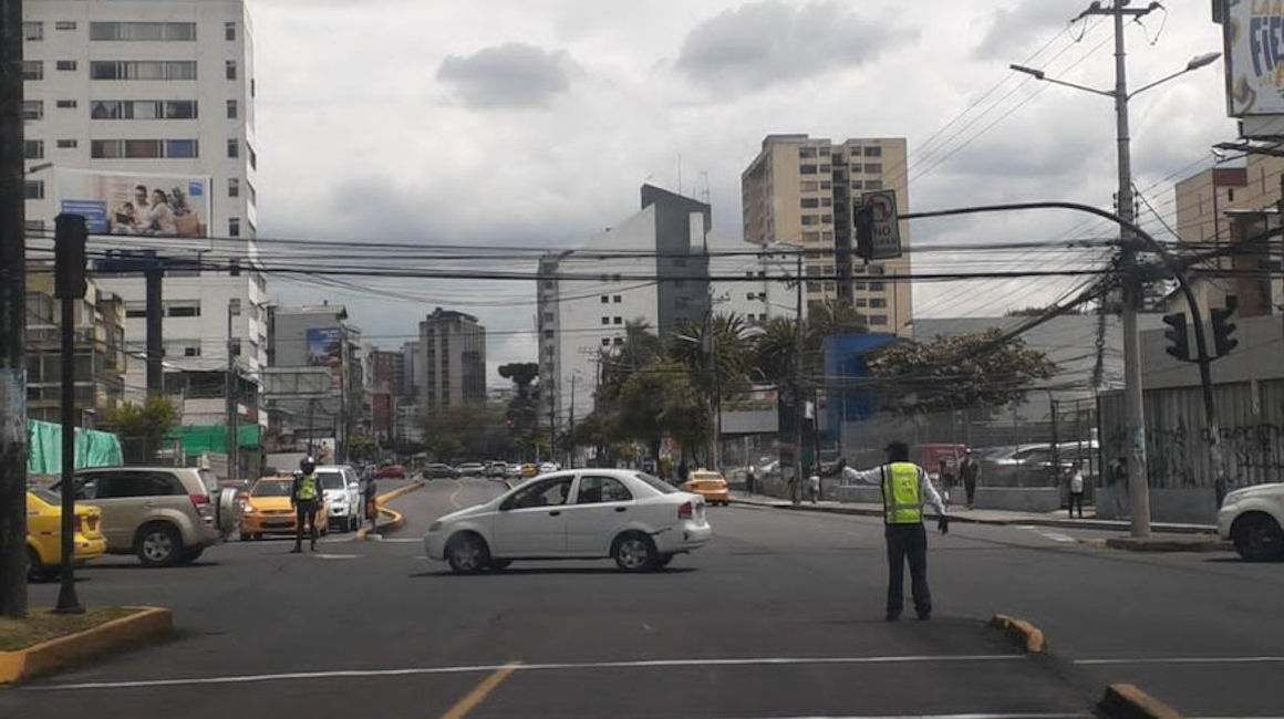 Agentes de la Agencia Metropolitana de Control dirigen el tránsito en la avenida 6 de Diciembre, en Quito, el 7 de septiembre de 2022.