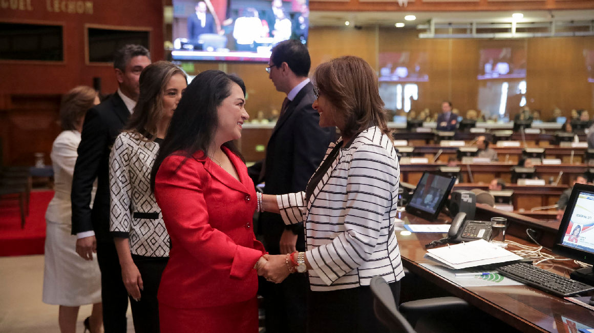 María del Carmen Maldonado saluda con Elizabeth Cabezas, expresidenta de la Asamblea, durante su posesión como titular de la Judicatura, el 29 de enero de 2019.