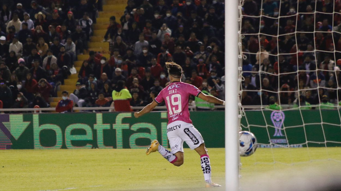 Lautaro Díaz festeja su gol ante Melgar, en Perú.