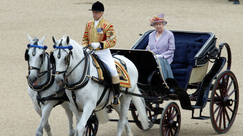La reina Isabel II tras salir de una ceremonia en Londres, el 12 de junio de 2010.