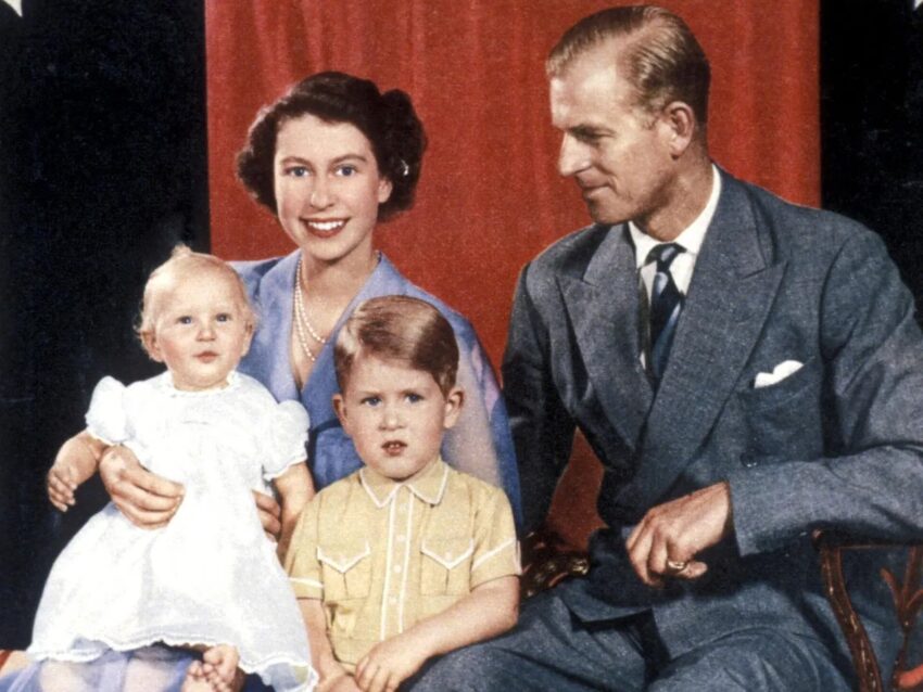 Felipe de Edimburgo y la reina Isabel con sus hijos, el príncipe Carlos y la princesa Ana, en 1951.