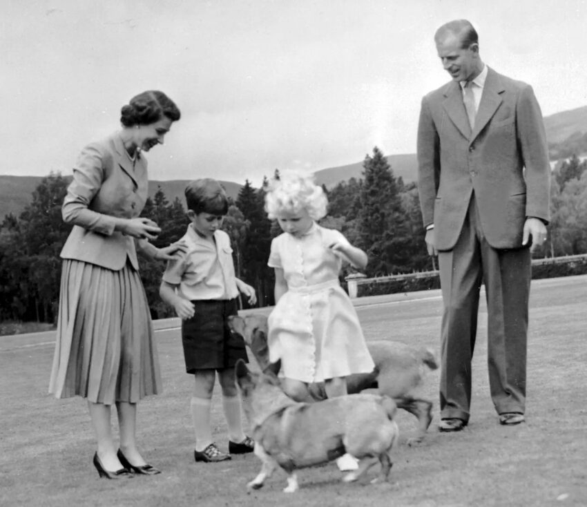 Un momento familiar de la reina, con su esposo, hijos y sus perros de compañía.