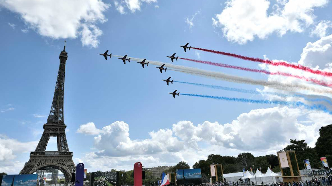 Aviones pintan la bandera francesa en el cielo de París.