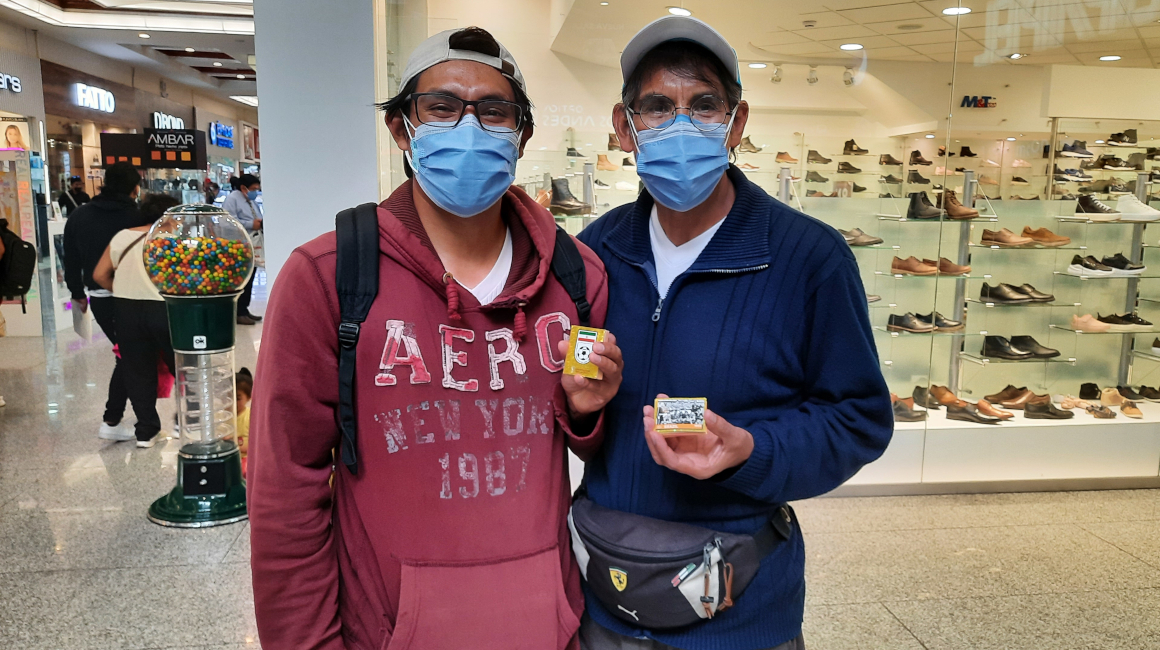 Max y Nicolás Méndez, cambiando cromos en el Centro Comercial Iñaquito. 