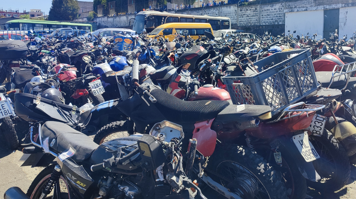 Decenas de motos en el centro de retención vehicular Bicentenario de Quito, el 8 de septiembre de 2022.