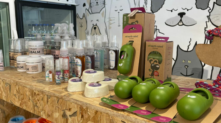 Productos para mascotas se exhiben en la Tienda de Leo, en el centro norte de Quito, el 8 de septiembre de 2022.