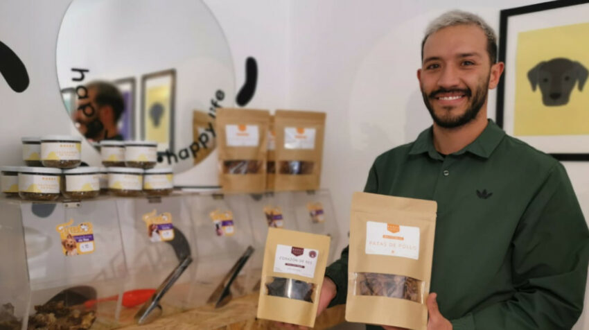 Ismael Delgado, cofundador de La Tienda de Leo, enseña sostiene snacks naturales para mascotas, el 8 de septiembre de 2022.