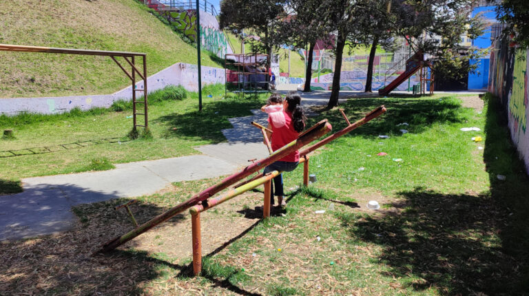 Una mujer y su hija en un parque del barrio San José de Monjas, el 9 de septiembre de 2022.