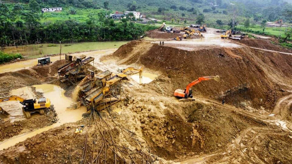Violencia y contaminación: huella de la minería en Ponce Enríquez