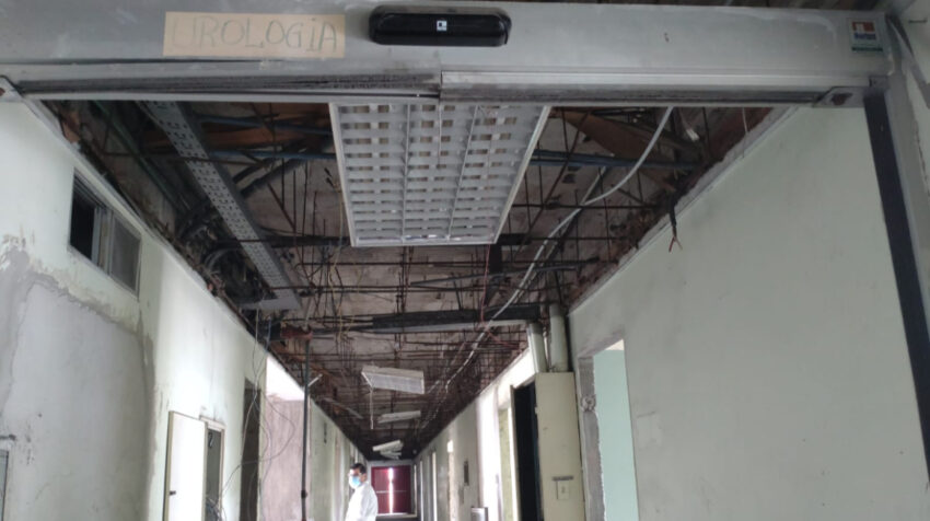 La construcción del área de urología del Hospital Teodoro Maldonado Carbo luce abandonada, el 9 de septiembre de 2022, tras siete años de obra paralizada.