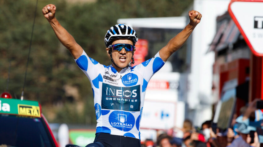 Richard Carapaz levanta sus brazos y festeja su triunfo en la Etapa 20 de la Vuelta, el 10 de septiembre de 2022.