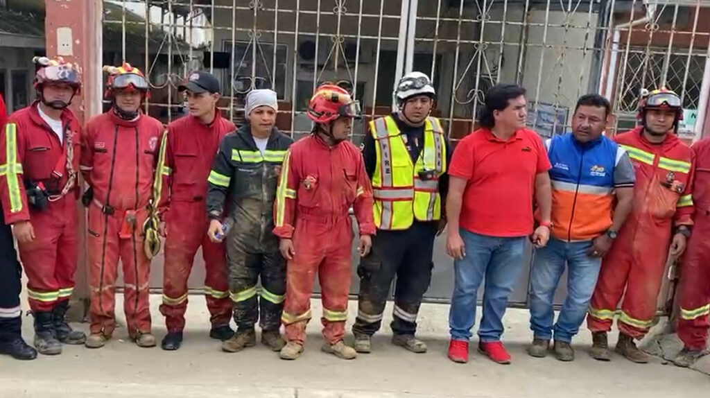 Bomberos rescatan a dos mineros atrapados en Ponce Enríquez