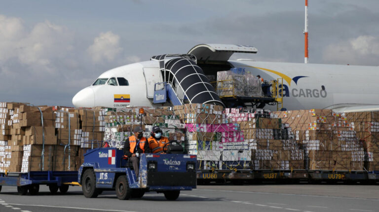 Un avión de carga en el Aeropuerto Internacional Mariscal Sucre de Quito, en febrero de 2022.