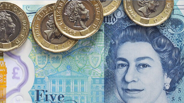 Millones de monedas y billetes en Reino Unido ahora mostrarán al rey Carlos III